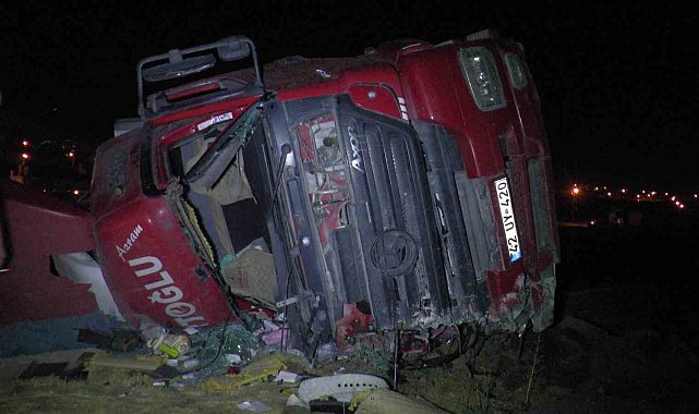 Plastik boru yüklü tır devrildi: 1 ölü, 1 ağır yaralı