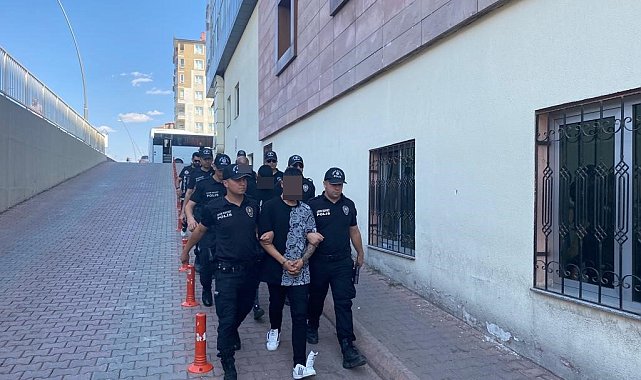 Polisten kaçarken 11 araca zarar veren şüpheliler adliyede
