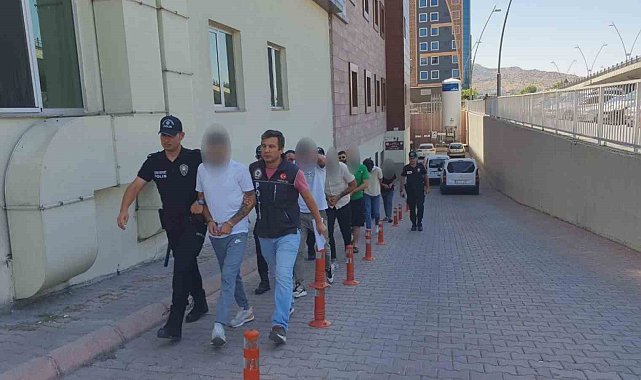 Polisten kaçarken kaza yapan uyuşturucu tacirleri adliyeye sevk edildi