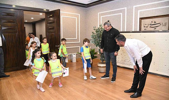 Pursaklar Belediye Başkanı Çetin, vatandaşları belediye binasında ağırlıyor