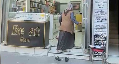 "Kirlenmesin" diye terliklerini çıkartarak iş yerine giren yaşlı kadın: "Kızarlar diye korkuyorum"