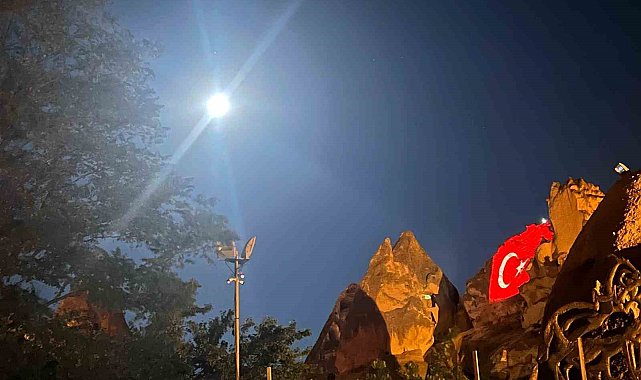 "Mavi Ay" Peribacasına yansıtılan Türk bayrağı ile görüntülendi