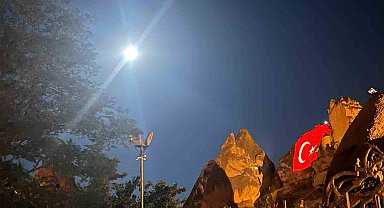 "Mavi Ay" Peribacasına yansıtılan Türk bayrağı ile görüntülendi