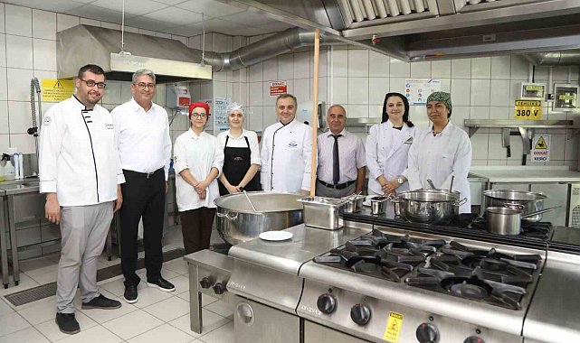 Rektör Altun Aşure Pişirdi