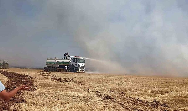 Saman balyası yüklü minibüs yandı, alevler arazideki samanları da yaktı