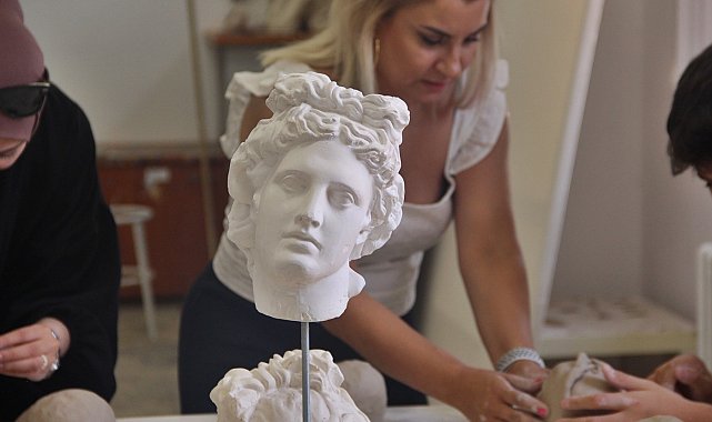 Sanat atölyelerinde çocuklar doyasıya eğlendi