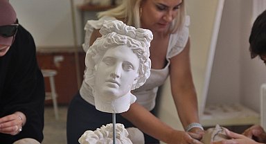 Sanat atölyelerinde çocuklar doyasıya eğlendi