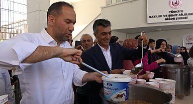 Şehitler için aşure dağıtıldı