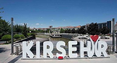 Şehri ikiye bölen park kavurucu sıcaklarda kaçış alanı oldu