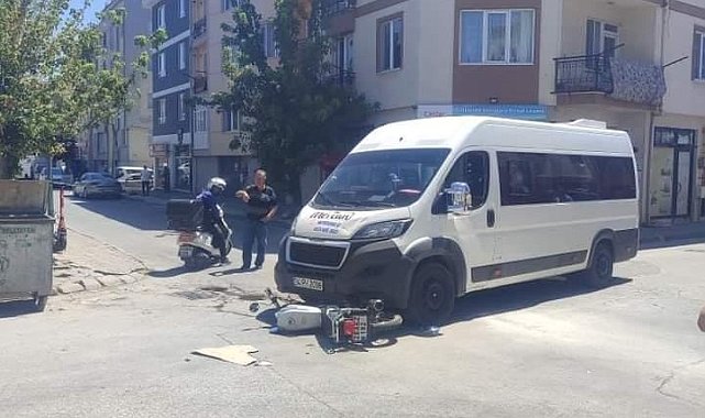 Servis aracının altına giren motosikletin sürücüsü yaralandı