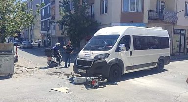 Servis aracının altına giren motosikletin sürücüsü yaralandı