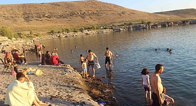 Sıcaklardan bunalan vatandaşlar Acıgöl'de serinledi