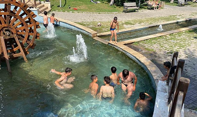 Sıcaktan bunalan çocuklar çareyi süs havuzuna girmekte buldu