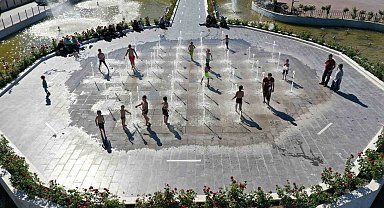 Sıcaktan bunalan çocuklar ıslanma havuzuna akın etti