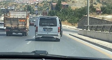 Sıcaktan bunalan vatandaş, otomobilinin kapısını açarak seyahat etti
