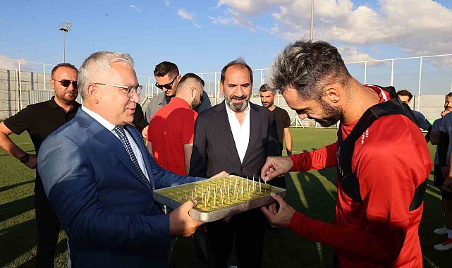 Sivas Valisi Yılmaz Şimşek'ten Sivasspor'a baklava ikramı
