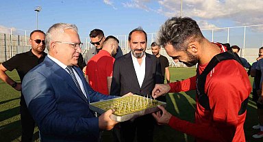 Sivas Valisi Yılmaz Şimşek'ten Sivasspor'a baklava ikramı