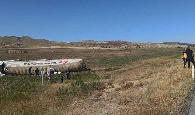 Sivas'ta devrilen tırın sürücüsü yaralandı