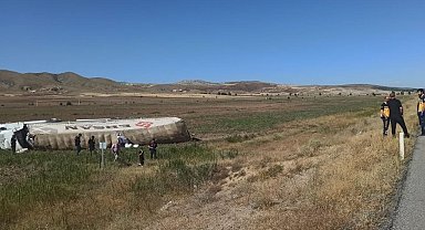 Sivas'ta devrilen tırın sürücüsü yaralandı