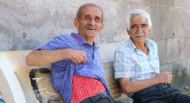 Sivas'ta kavuran sıcağa rağmen terk edilmeyen alışkanlık görenleri hayrete düşürdü