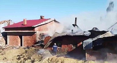 Sivas'ta köyde çıkan yangında iki ev kullanılamaz hale geldi