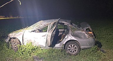 Sivas'ta takla atan otomobil tarlaya uçtu: 1'i ağır 3 yaralı