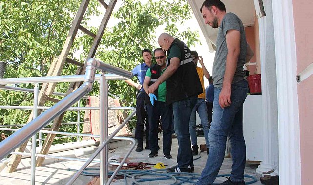 Tadilatını yaptığı çatıdan balkona düşen usta ağır yaralandı