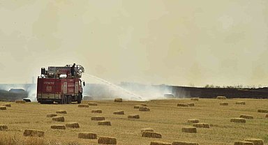 Tarlaya sıçrayan anız yangını itfaiye ekiplerince söndürüldü