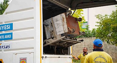 Tarsus'ta çöp konteynerleri yıkanarak dezenfekte ediliyor