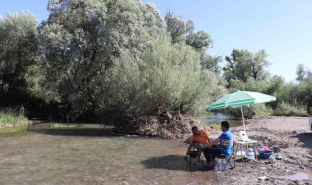 Tatile gidemeyenler akın ediyorlar, eşsiz doğası ve serin suyuyla ferahlıyorlar
