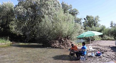 Tatile gidemeyenler akın ediyorlar, eşsiz doğası ve serin suyuyla ferahlıyorlar