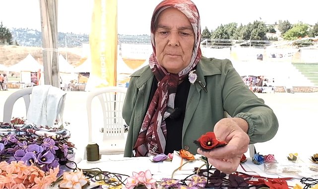 Tek eliyle iğne oyası yaparak geçimini sağlıyor