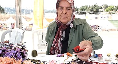 Tek eliyle iğne oyası yaparak geçimini sağlıyor