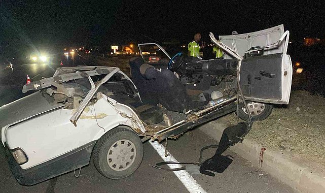 Tıra arkadan çarpan otomobilin tavanı koptu: 1 ağır yaralı