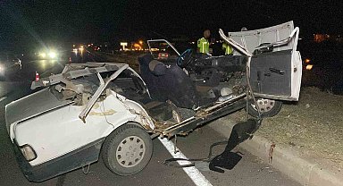 Tıra arkadan çarpan otomobilin tavanı koptu: 1 ağır yaralı