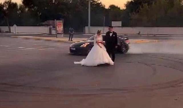 Trafiğe açık yolda gelin ve damadın etrafından drift atan sürücü kameraya yansıdı
