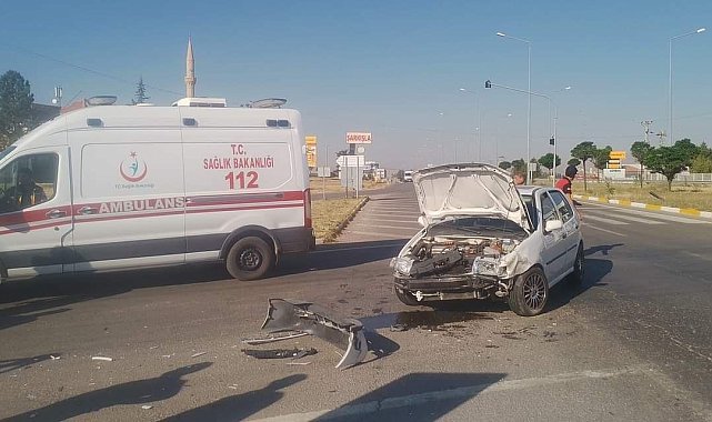 Traktör ile otomobil çarpıştı: 3 yaralı