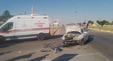 Traktör ile otomobil çarpıştı: 3 yaralı