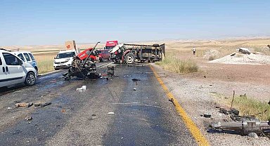 Traktörün ikiye bölündüğü kazada tır sürücüsü yaralandı