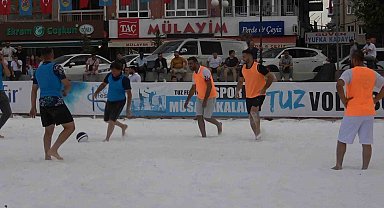 Tuzdan sahada futbol maçı yaptılar