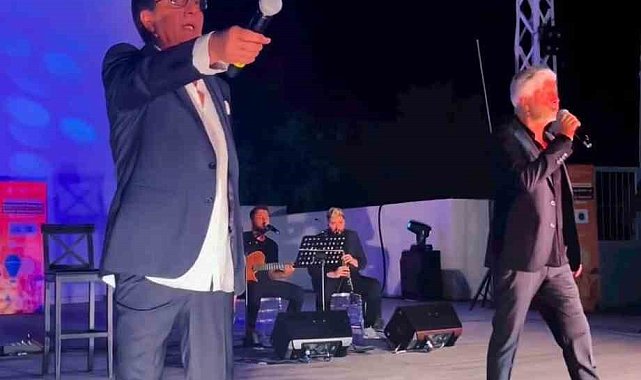 Uygur kardeşler babalarının doğum gününü sahnede kutladı
