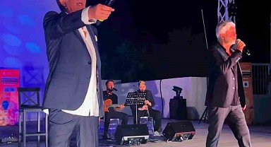 Uygur kardeşler babalarının doğum gününü sahnede kutladı