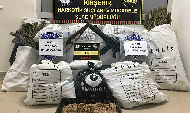 Uyuşturucu yetiştirmek için şehrin merkezindeki iş yerinde özel tesisat kurmuşlar