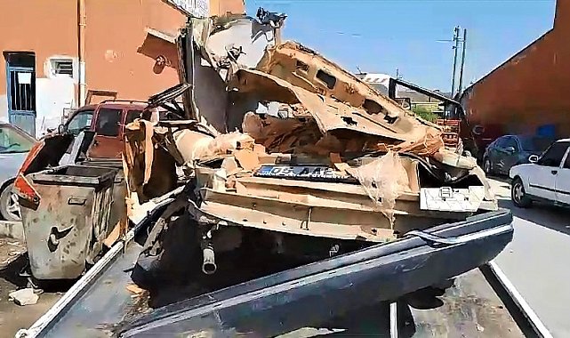 Üzerine tuğla devrilen otomobil kağıt gibi ezildi: 2 yaralı