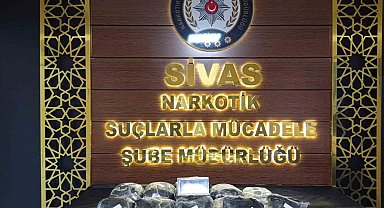 Valizden 10 kilogram uyuşturucu çıktı
