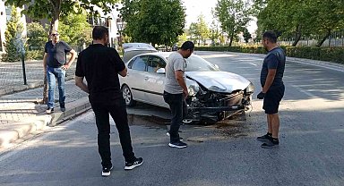 Virajı alamayan araç ağaca çarptı