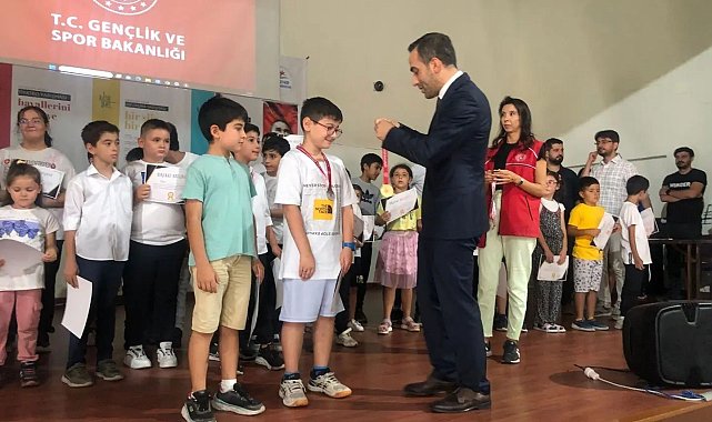 Yaz okulunda eğitim alan çocuklara başarı belgesi verildi