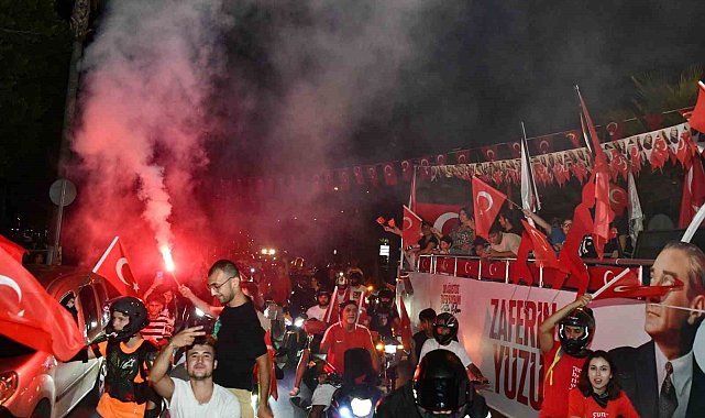 Yenişehirliler zaferin coşkusunu sokaklara taşıdı