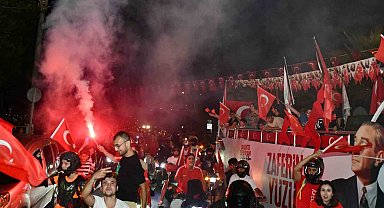 Yenişehirliler zaferin coşkusunu sokaklara taşıdı