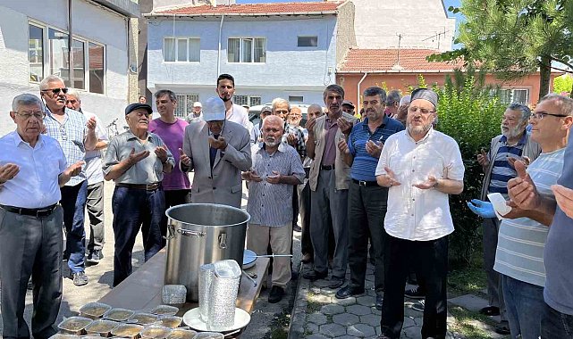 Yeşiltepe mahallesinde yüzlerce kişiye aşure dağıtıldı